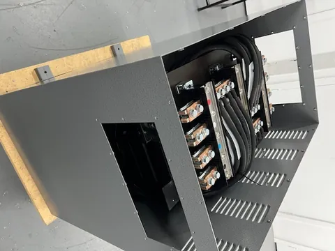 High-current enclosure with busbar terminals