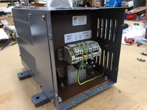 Enclosed transformer, 400V in, 200V out